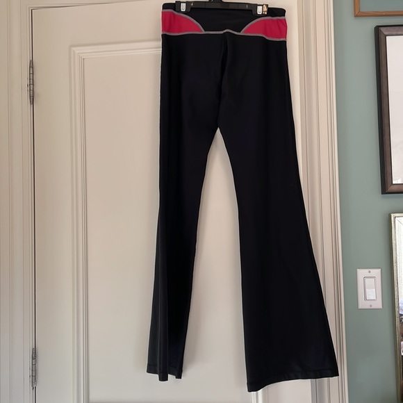 Flare athletic Nike leggings with red waistband stripe - Picture 2 of 3